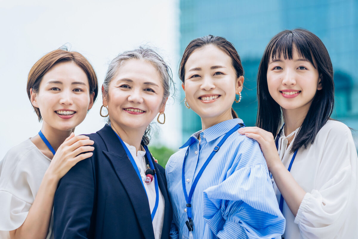 さまざまな世代のビジネスウーマン